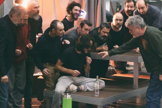 Θαυμάσιο ταμπλό της ναρκισσιστικής αυταρέσκειας μιας μικροκοινωνίας