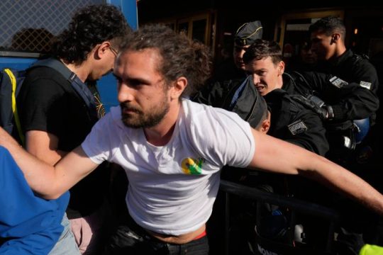 Δακρυγόνα κατά ακτιβιστών σε συνέλευση μετόχων της TotalEnergies στο Παρίσι