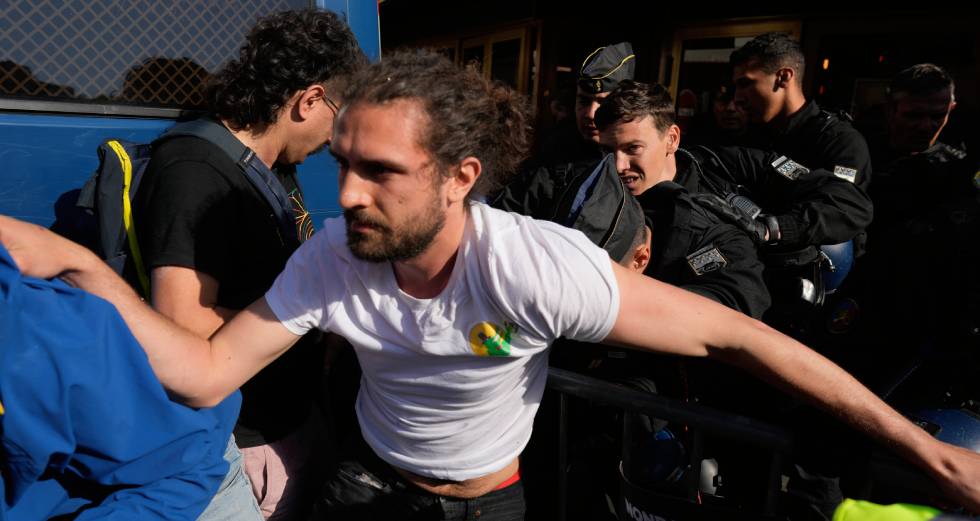 Δακρυγόνα κατά ακτιβιστών σε συνέλευση μετόχων της TotalEnergies στο Παρίσι