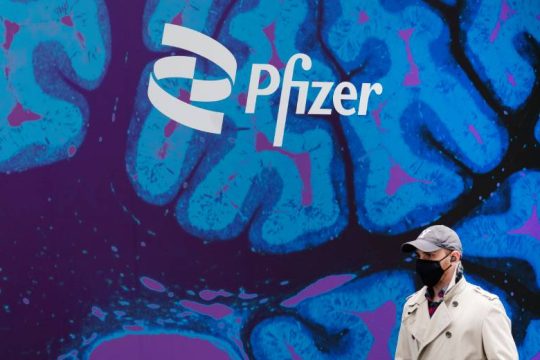 Μεγάλα υπερκέρδη για την Pfizer, λόγω του εμβολίου, παρά τη μείωση πωλήσεων
