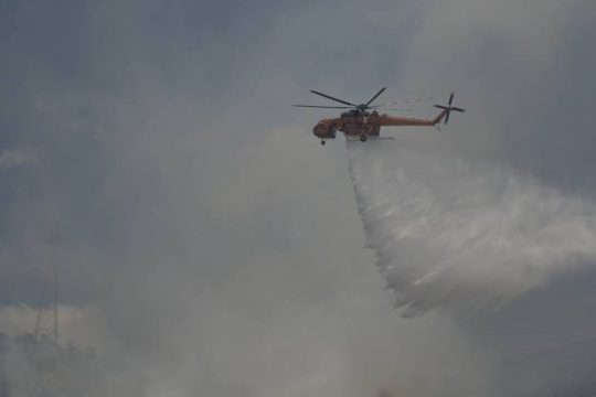 Φωτιά στα Καλύβια Θορικού – Διακοπή κυκλοφορίας