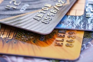 Ανάδοχο για πιστωτικές κάρτες εξωτερικού αναζητά η ΑΑΔΕ