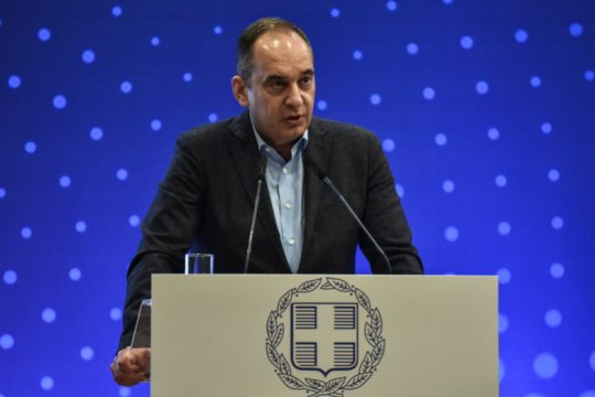 Λιμενικοί μοιράζουν φυλλάδια για τον Πλακιωτάκη