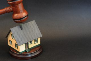 Πετάνε στον δρόμο 81χρονο ανάπηρο και την οικογένειά του στη Χαλκιδική