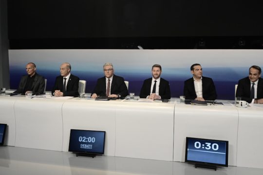 Φουλάρουν τις μηχανές με κεντρικές ομιλίες και εμφανίσεις
