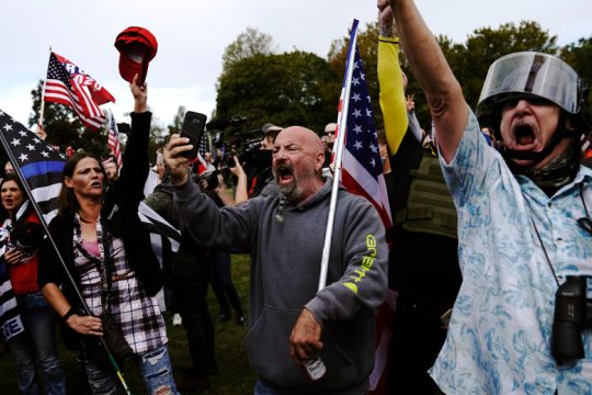 Καταδικάστηκαν ο ηγέτης και 3 μέλη των Proud Boys για την εισβολή στο Καπιτώλιο