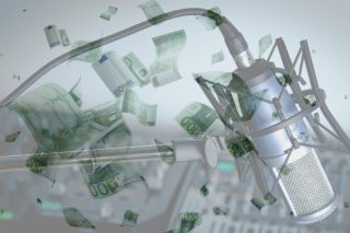 Πετάνε τα δισ. στον αέρα του Real FM και του ΣΚΑΪ 100.3