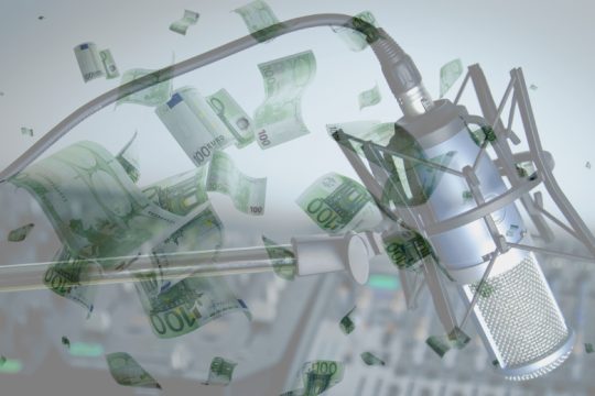 Πετάνε τα δισ. στον αέρα του Real FM και του ΣΚΑΪ 100.3