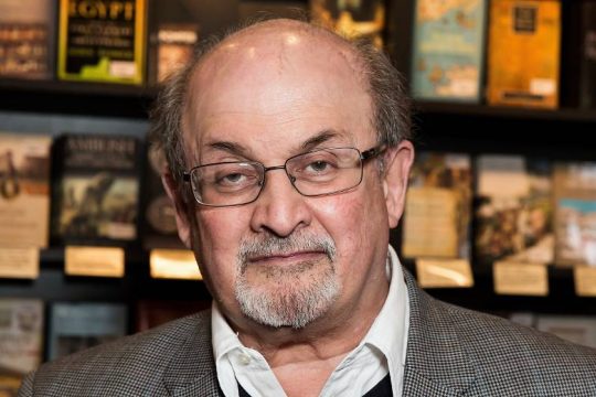Σαλμάν Ρούσντι: «Ζούμε σε εποχή που η ελεύθερη έκφραση απειλείται»