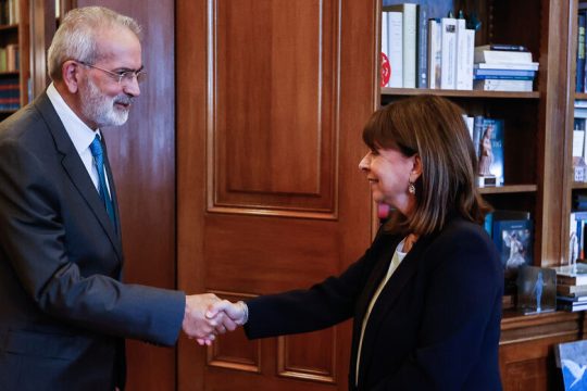 Ορκίζεται ο Σαρμάς πρωθυπουργός, αναλαμβάνει η υπηρεσιακή κυβέρνηση