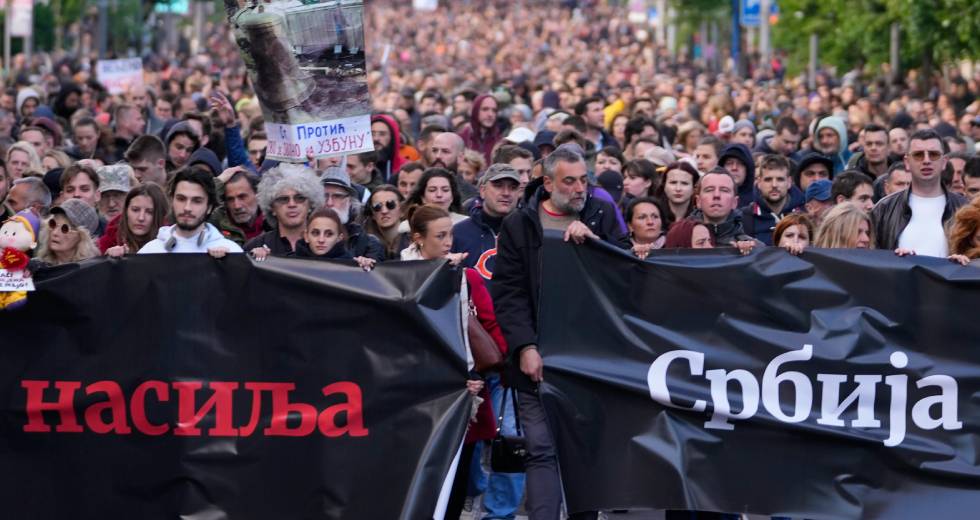 Νέα ογκώδης αντικυβερνητική διαδήλωση στη Σερβία μετά τις επιθέσεις