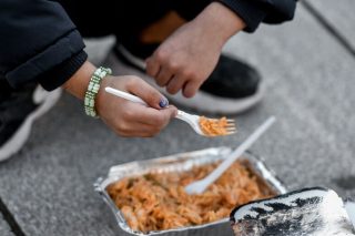 Συνεχίζεται το μαρτύριο της πείνας στα καμπ προσφύγων