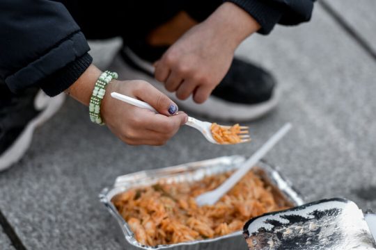 Συνεχίζεται το μαρτύριο της πείνας στα καμπ προσφύγων