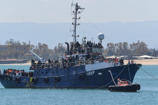Θρίλερ με «χαμένο» σκάφος με 500 μετανάστες στη Μεσόγειο