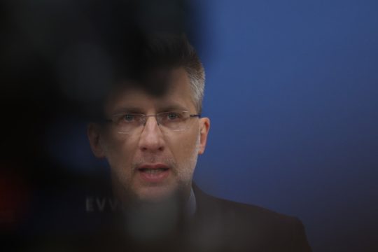 Ο Σκέρτσος το είπε: Φταίει η απλή αναλογική για το φιάσκο με την τράπεζα θεμάτων