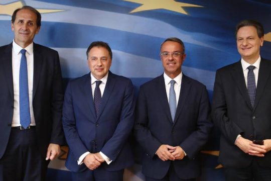 Εγκώμια και φιλοφρονήσεις στις τελετές παράδοσης – παραλαβής των υπουργείων