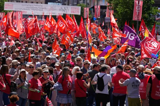 «Λευκός καπνός» για νέες αυξήσεις μισθών στην Ισπανία