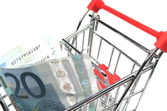 Ακάθεκτη η άνοδος των τιμών στα τρόφιμα