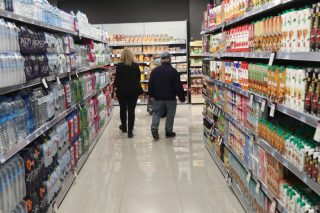 Ξεφουσκώνει ο πληθωρισμός, συνεχίζονται οι ανατιμήσεις