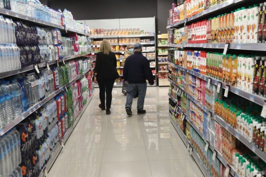 Ξεφουσκώνει ο πληθωρισμός, συνεχίζονται οι ανατιμήσεις