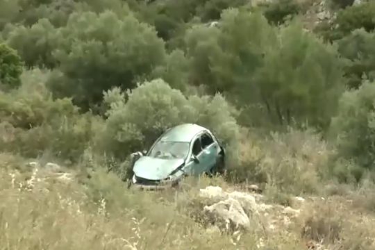 Δύο παιδιά στο νοσοκομείο – Πτώση αυτοκινήτου σε γκρεμό στο Σχιστό [βίντεο]