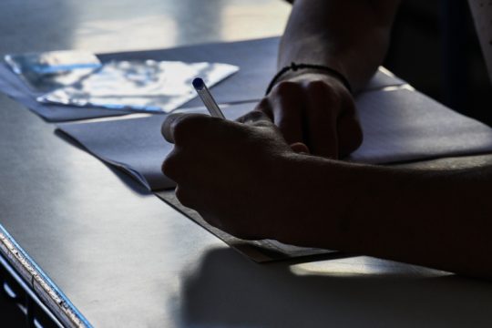 Τα ρίχνουν όλα στους χάκερς για το μπάχαλο με την τράπεζα θεμάτων