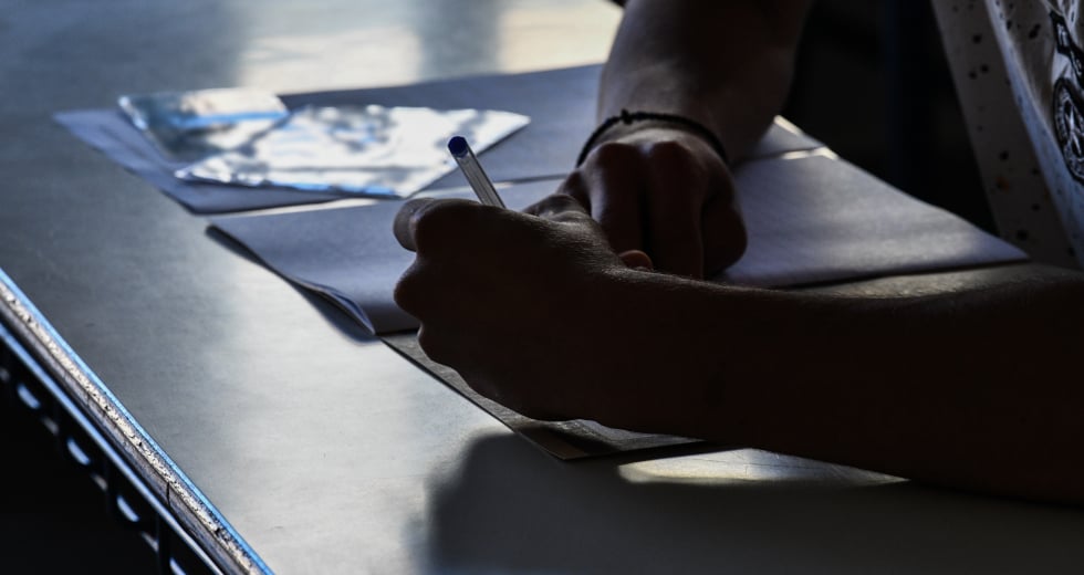 Τα ρίχνουν όλα στους χάκερς για το μπάχαλο με την τράπεζα θεμάτων