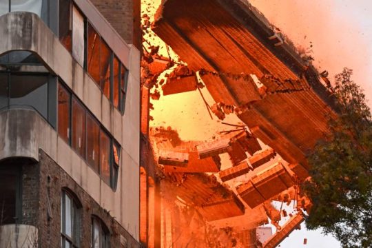Παράδοση εφήβων στην αστυνομία για τη μεγάλη πυρκαγιά στο Σίδνεϊ
