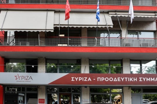 «Δρυός πεσούσης πας ανήρ ξυλεύεται»