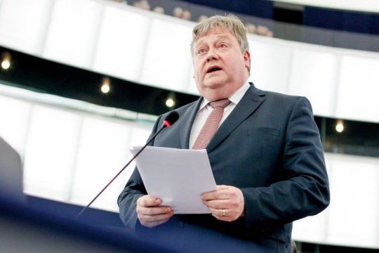 Επιστροφή στο Ευρωκοινοβούλιο και χωρίς βραχιολάκι για Ταραμπέλα