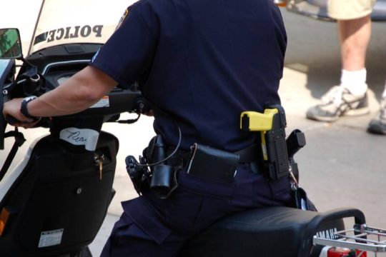 Κατακραυγή για αστυνομικούς, που χτύπησαν με τέιζερ 95χρονη