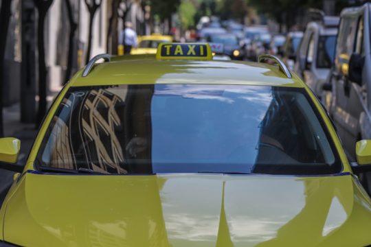 Νεκρός έξω από το αυτοκίνητό του οδηγός ταξί – Οι εκτιμήσεις της ΕΛ.ΑΣ.