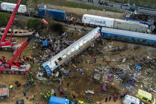 Σκληρές απαντήσεις στις αθλιότητες Μαξίμου για τα Τέμπη