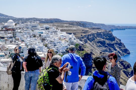 Εργασιακός μεσαίωνας σε τουρισμό κι επισιτισμό με ρήτρες, απειλές και φίμωση