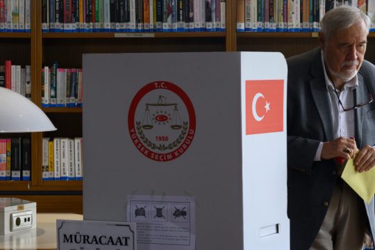 Έκλεισαν οι κάλπες στην Τουρκία: Ο Ερντογάν έτοιμος για νέο γύρο κυριαρχίας