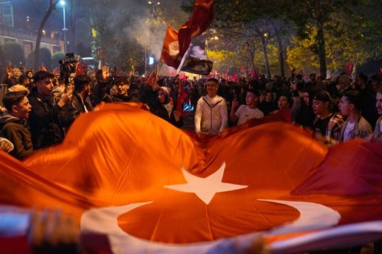 Τουρκία: «Πάγωμα» συναλλαγών στο χρηματιστήριο, υποχώρηση της λίρας