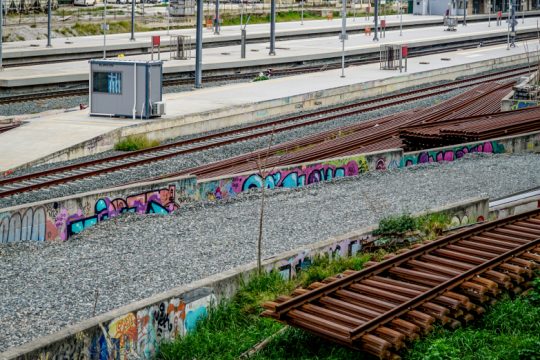 Οργή και εγκατάλειψη στον σιδηρόδρομο, τρεις μήνες μετά τα Τέμπη