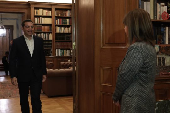 Στο Προεδρικό Μέγαρο ο Αλ. Τσίπρας για τη διερευνητική εντολή