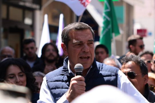 Αλ. Τσίπρας: «Γυρνάω από Τρίπολη, όχι με το κρατικό αεροσκάφος, με το αυτοκίνητο»
