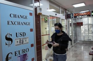 Κατρακύλα χωρίς φρένο για την τουρκική λίρα