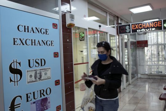 Κατρακύλα χωρίς φρένο για την τουρκική λίρα
