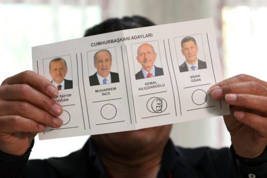 Σκληρή μάχη Ερντογάν – Κιλιτσντάρογλου στις τουρκικές εκλογές
