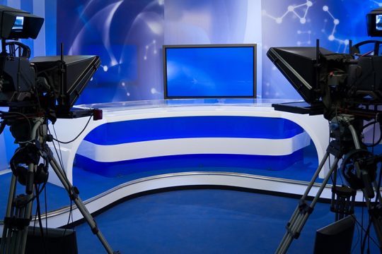 Σκούρα μπλε ΜΜΕ: Ο μηχανισμός προπαγάνδας της ελληνικής ακροδεξιάς