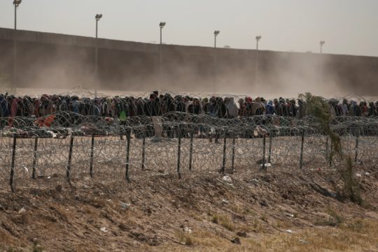 Χάος στα σύνορα και προσφυγές στις ΗΠΑ για το νέο «μπλόκο» σε μετανάστες
