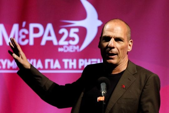 Κόρμπιν και Βαρουφάκης ενάντια στις προετοιμασίες εισβολής στη Βενεζουέλα
