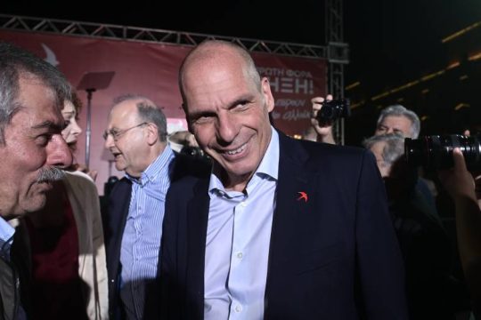 «Ώρα για νέα ανατροπή» το μήνυμα Βαρουφάκη απ’ την Αθήνα