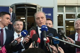 Λύσεις Βελόπουλου με επίχρισμα κηραλοιφής