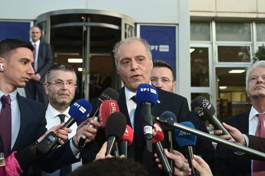 Λύσεις Βελόπουλου με επίχρισμα κηραλοιφής
