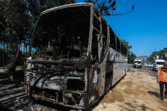 Νύχτα έντασης στον Βοτανικό – Χημικά και μολότοφ – Πούλμαν στις φλόγες