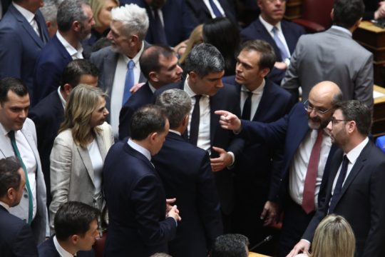 Τα πηγαδάκια, η τσάντα με τα βιβλία και τα έδρανα του ΠΑΣΟΚ